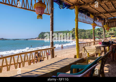 Un restaurant de plage sur Om Beach Gokarna, dans l'Etat indien du Karnataka. C'est un lieu de passer du temps pour les routards. Banque D'Images