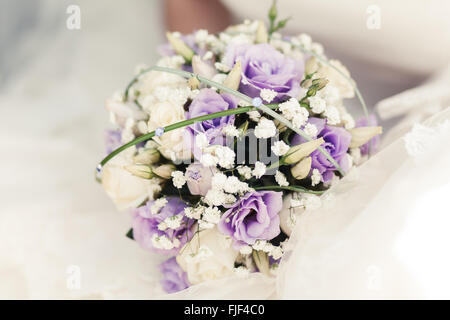 Blanc et violet roses bouquet de mariée Banque D'Images