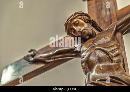 La célébration du Vendredi Saint, la crucifixion de Jésus le Christ cloué sur la Sainte Croix Banque D'Images