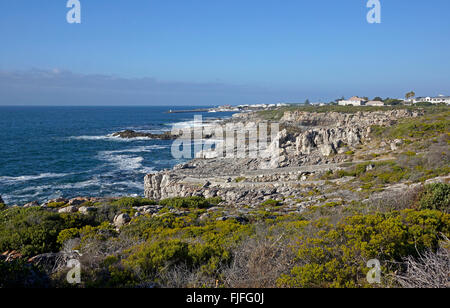 Ville côtière d'Hermanus le long de Walker Bay avec le nouveau port à l'horizon, Province de Western Cape, Afrique du Sud. Banque D'Images