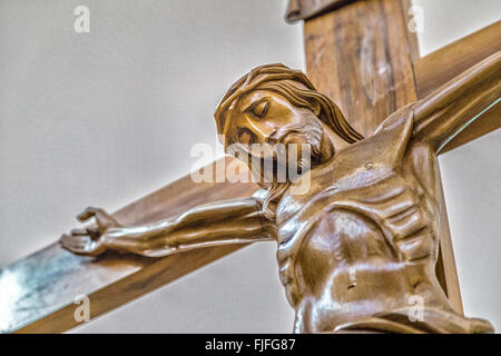 La célébration du Vendredi Saint, la crucifixion de Jésus le Christ cloué sur la Sainte Croix Banque D'Images