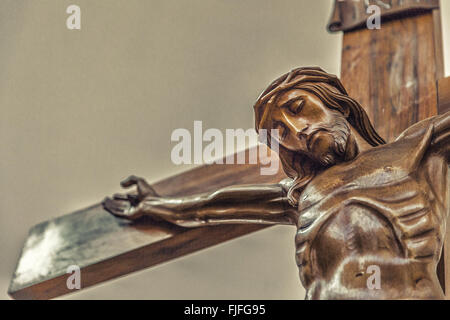 La célébration du Vendredi Saint, la crucifixion de Jésus le Christ cloué sur la Sainte Croix Banque D'Images