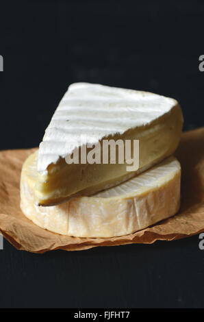 Une tranche de fromage Brie, Close up shot Banque D'Images