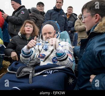 Zhezkazgan, au Kazakhstan. 09Th Mar, 2016. L'astronaute américain et Expedition 46 Le commandant Scott Kelly de la NASA, donne un pouce vers le haut quelques minutes après l'atterrissage à bord du vaisseau Soyouz TMA-18M dans une région éloignée, le 2 mars 2016 près de Zhezkazgan, au Kazakhstan. Le commandant Scott Kelly, de la NASA et cosmonautes russes Mikhail Kornienko de Roscosmos renvoyées chez elles en toute sécurité après l'achèvement d'une station spatiale internationale année record-longue mission et Sergey Volkov revient après six mois sur la station. Banque D'Images