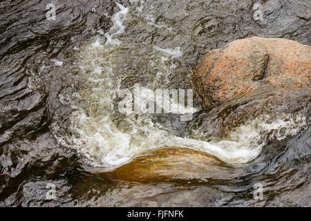 Close-up de l'eau sur les rochers dans un ruisseau Banque D'Images