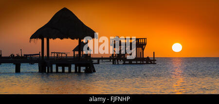 Le coucher du soleil on tropical beach Banque D'Images