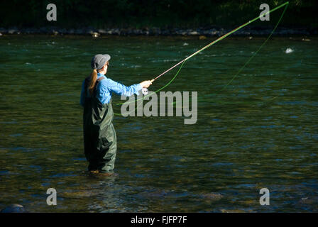 Flyfishing le nord de la rivière Santiam, Fisherman's Bend Recreation Area, Salem District Bureau de la gestion des terres, de l'Oregon Banque D'Images