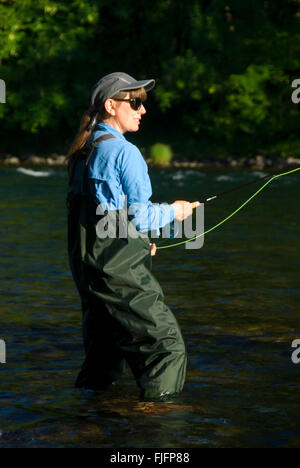 Flyfishing le nord de la rivière Santiam, Fisherman's Bend Recreation Area, Salem District Bureau de la gestion des terres, de l'Oregon Banque D'Images