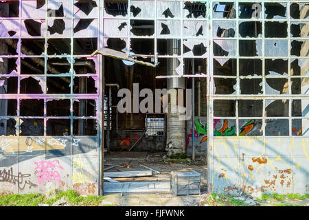 Ancienne usine abandonnée avec graffity sur les murs, ruines détruit Banque D'Images