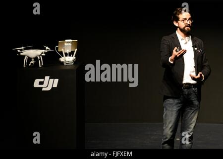 New York, USA. 06Th Mar, 2016. DJI Phantom 4 Capteurs Anti-Collision Drone avec New York. Directeur des Partenariats Stratégiques Michael Perry Présentation du nouveau DJI Phantom 4 à New York. Il intègre des capteurs Anti-Collision et est capable de suivre l'homme. Credit : Nano Calvo / VWPics/Alamy Live News Banque D'Images