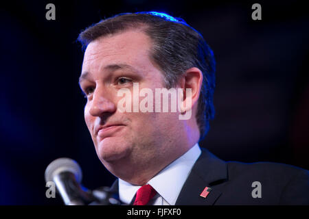 Candidat républicain Ted Cruz s'adresse à la foule tout en savourant la victoire dans l'élection primaire du Texas avec des partisans Banque D'Images