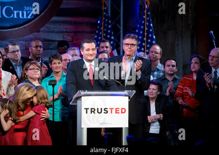 Candidat républicain Ted Cruz s'adresse à la foule tout en savourant la victoire dans l'élection primaire du Texas avec des partisans Banque D'Images