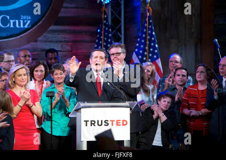 Candidat républicain Ted Cruz s'adresse à la foule tout en savourant la victoire dans l'élection primaire du Texas avec des partisans Banque D'Images