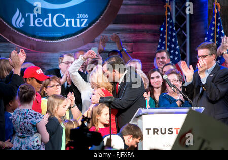 Candidat républicain Ted Cruz baisers femme Heidi tout en savourant la victoire dans l'élection primaire du Texas avec des partisans Banque D'Images