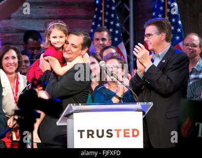 Candidat républicain Ted Cruz détient sa fille tout en savourant la victoire dans l'élection primaire du Texas avec des partisans Banque D'Images