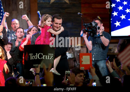 Candidat républicain Ted Cruz détient sa fille tout en savourant la victoire dans l'élection primaire du Texas avec des partisans Banque D'Images
