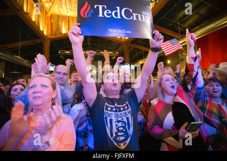 Partisans cheer comme candidat républicain Ted Cruz savoure une victoire décisive dans l'élection primaire du Texas. Banque D'Images