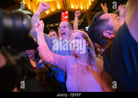 Partisans cheer comme candidat républicain Ted Cruz savoure une victoire décisive dans l'élection primaire du Texas. Banque D'Images