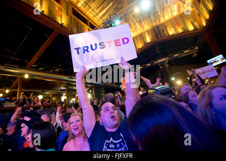 Partisans cheer comme candidat républicain Ted Cruz savoure une victoire décisive dans l'élection primaire du Texas. Banque D'Images