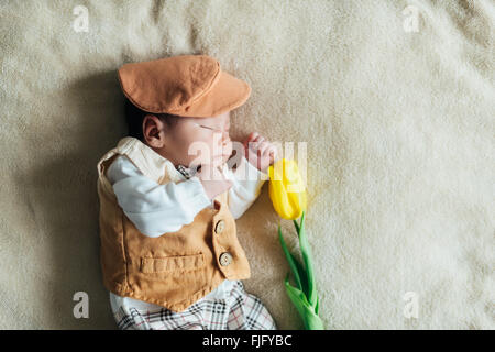 Enfant Bébé garçon avec tulip. La fête des Mères Banque D'Images