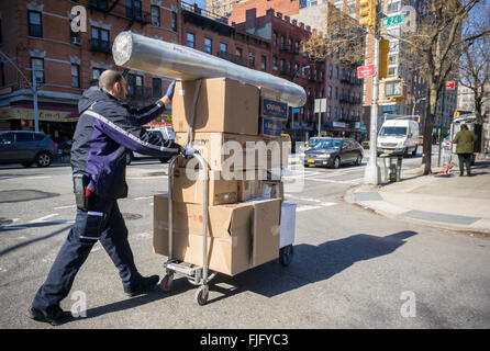 Un travailleur de FedEx à Chelsea à New York fournit des paquets sur le Mardi, Mars 1, 2016. (© Richard B. Levine) Banque D'Images