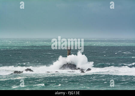 Lands End, Cornwall, UK. 2 mars 2016. Météo britannique. Des coups de vent de tempête Jake continuent de frapper le sud-ouest de Cornwall. Crédit : Simon Maycock/Alamy Live News Banque D'Images