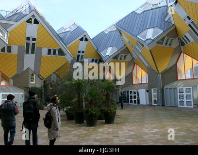 Les touristes d'admirer les maisons Cube de 1970 à Rotterdam, Pays-Bas, Blaak, par l'architecte néerlandais Piet Blom Banque D'Images