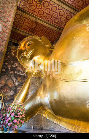 Bouddha couché, Wat Pho temple, Bangkok, Thaïlande Banque D'Images