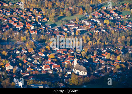 Lenggries avec St James Parish Church, vue de Geierstein, Isarwinkel, Haute-Bavière, Bavière, Allemagne Banque D'Images