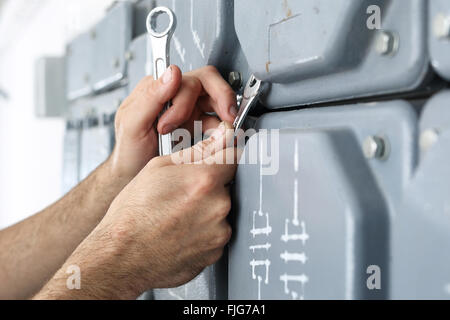 Électricien. Courant de la maison. Bouchons, commutateurs électriques sur la planche de bord. Réparations électricien planche de bord. Banque D'Images