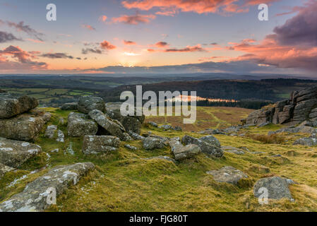 Coucher de soleil sur le réservoir de Burrator Moutons Tor, Dartmoor, UK Banque D'Images