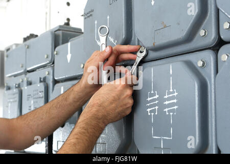 Électricien. Courant de la maison. Bouchons, commutateurs électriques sur la planche de bord. Réparations électricien planche de bord. Banque D'Images