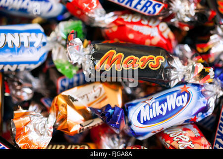 Paphos, Chypre - 19 décembre 2013 tas de Mars, Snickers, Milky Way, Galaxy, d'abondance et de Maltesers réflexion bonbons. Banque D'Images