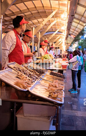 Le marché de nuit de Wangfujing à Beijing Banque D'Images