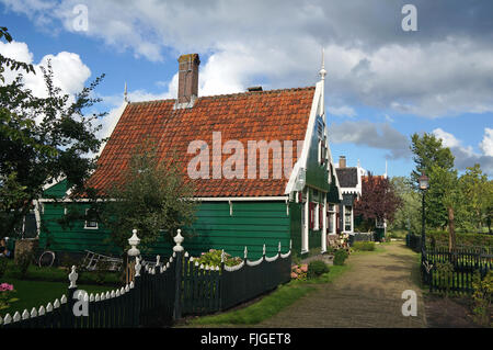 Maisons en bois traditionnel néerlandais dans 'village musée Zaanse Schans" aux Pays-Bas Banque D'Images