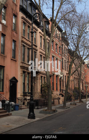 Brownstone townhouses jardin historique sur place à Brooklyn Heights. Banque D'Images