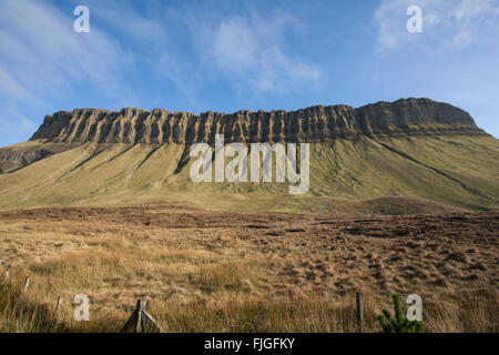 Vue depuis le pied de Benbulben Banque D'Images