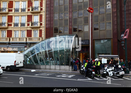 En dehors de la police entrée de L-1 de métro à Plaza Moyua, Bilbao, Pays Basque, Espagne Banque D'Images