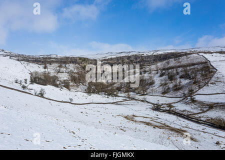 Malham, North Yorkshire, UK. 2 mars 2016. Le poids de la neige a recouvert une grande partie du Parc National des Yorkshire Dales. L'emblématique Malham Cove et les terres, sentiers et moor routes de campagne ont été couverts dans environ 4 cm de neige. Crédit : Tom Holmes / Alamy Live News Banque D'Images