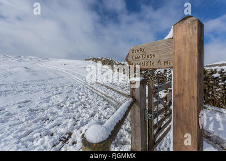 Malham, North Yorkshire, UK. 2 mars 2016. Le poids de la neige a recouvert une grande partie du Parc National des Yorkshire Dales. L'emblématique Malham Cove et les terres, sentiers et moor routes de campagne ont été couverts dans environ 4 cm de neige. Crédit : Tom Holmes / Alamy Live News Banque D'Images