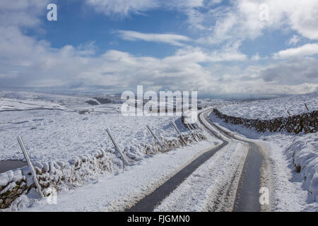 Malham, North Yorkshire, UK. 2 mars 2016. Le poids de la neige a recouvert une grande partie du Parc National des Yorkshire Dales. L'emblématique Malham Cove et les terres, sentiers et moor routes de campagne ont été couverts dans environ 4 cm de neige. Crédit : Tom Holmes / Alamy Live News Banque D'Images