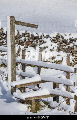 Malham, North Yorkshire, UK. 2 mars 2016. Le poids de la neige a recouvert une grande partie du Parc National des Yorkshire Dales. L'emblématique Malham Cove et les terres, sentiers et moor routes de campagne ont été couverts dans environ 4 cm de neige. Crédit : Tom Holmes / Alamy Live News Banque D'Images