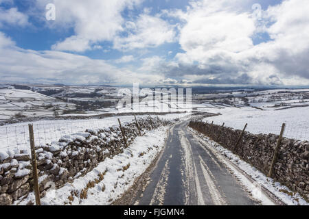 Malham, North Yorkshire, UK. 2 mars 2016. Le poids de la neige a recouvert une grande partie du Parc National des Yorkshire Dales. L'emblématique Malham Cove et les terres, sentiers et moor routes de campagne ont été couverts dans environ 4 cm de neige. Crédit : Tom Holmes / Alamy Live News Banque D'Images