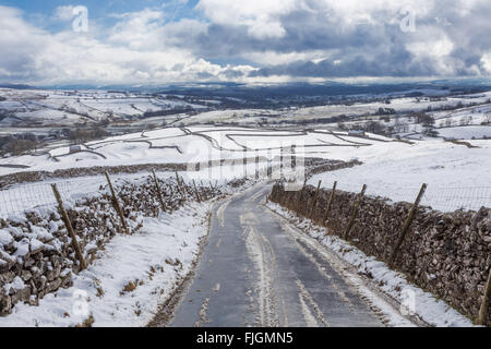 Malham, North Yorkshire, UK. 2 mars 2016. Le poids de la neige a recouvert une grande partie du Parc National des Yorkshire Dales. L'emblématique Malham Cove et les terres, sentiers et moor routes de campagne ont été couverts dans environ 4 cm de neige. Crédit : Tom Holmes / Alamy Live News Banque D'Images