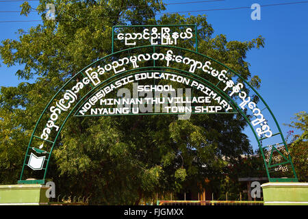 Min Nan Mon Village l'école primaire signe, Bagan, Myanmar (Birmanie) Banque D'Images