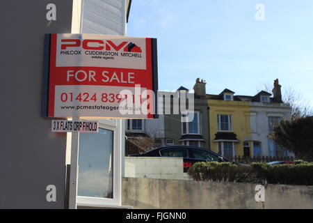 Maison à vendre affiche à l'extérieur de biens immobiliers à Portland Place, Hastings, East Sussex Banque D'Images