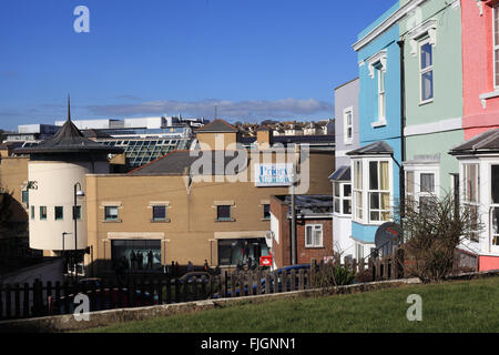 Maisons colorées à Portland Place avec Prieuré Meadow shopping centre à l'arrière-plan, Hastings, East Sussex, UK Banque D'Images