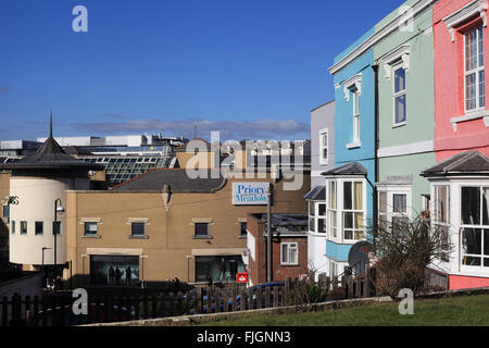 Maisons colorées à Portland Place avec Prieuré Meadow shopping centre à l'arrière-plan, Hastings, East Sussex, UK Banque D'Images
