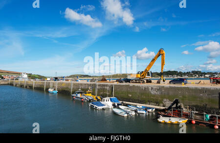 Sur le quai un creuseur utilisée pour aider à draguer le sable du port de Padstow, Cornwall, UK. Banque D'Images