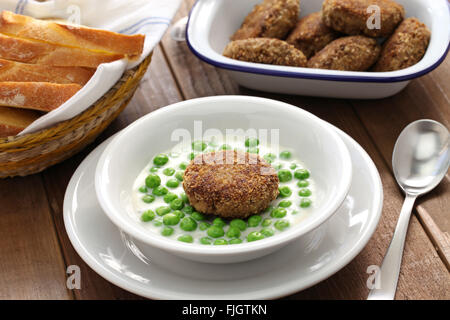 Pois vert fozelek (épais) ragoût de légumes et frites (fasirt meatball), cuisine hongroise Banque D'Images